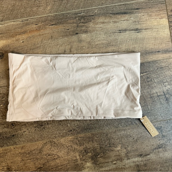 Skims Plus Size Bandeau - Picture 2 of 3